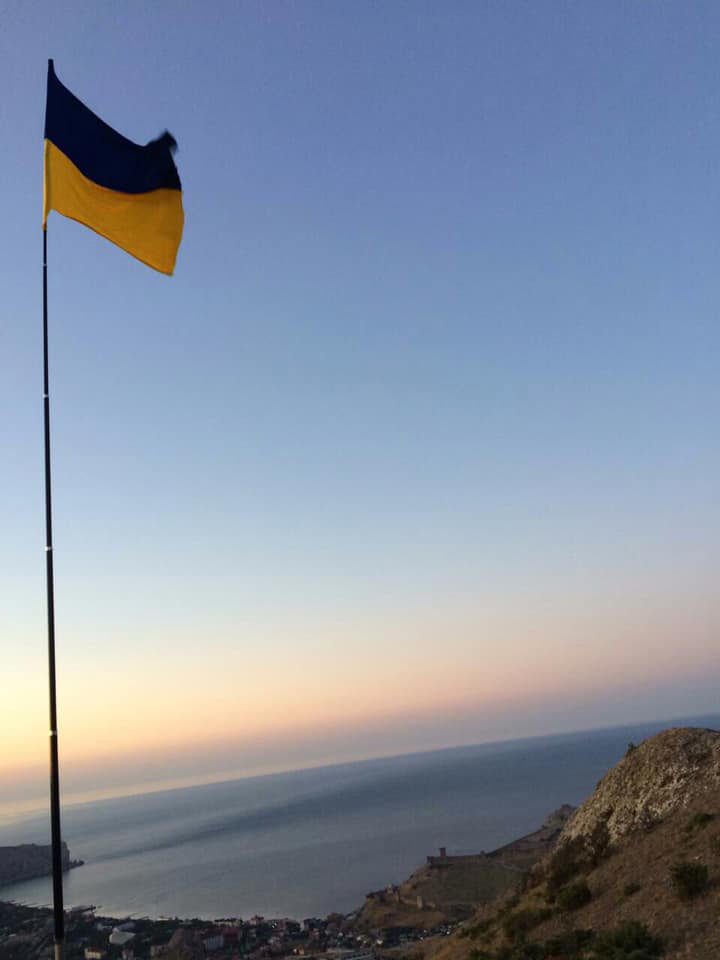 У Криму підняли український прапор (фото)