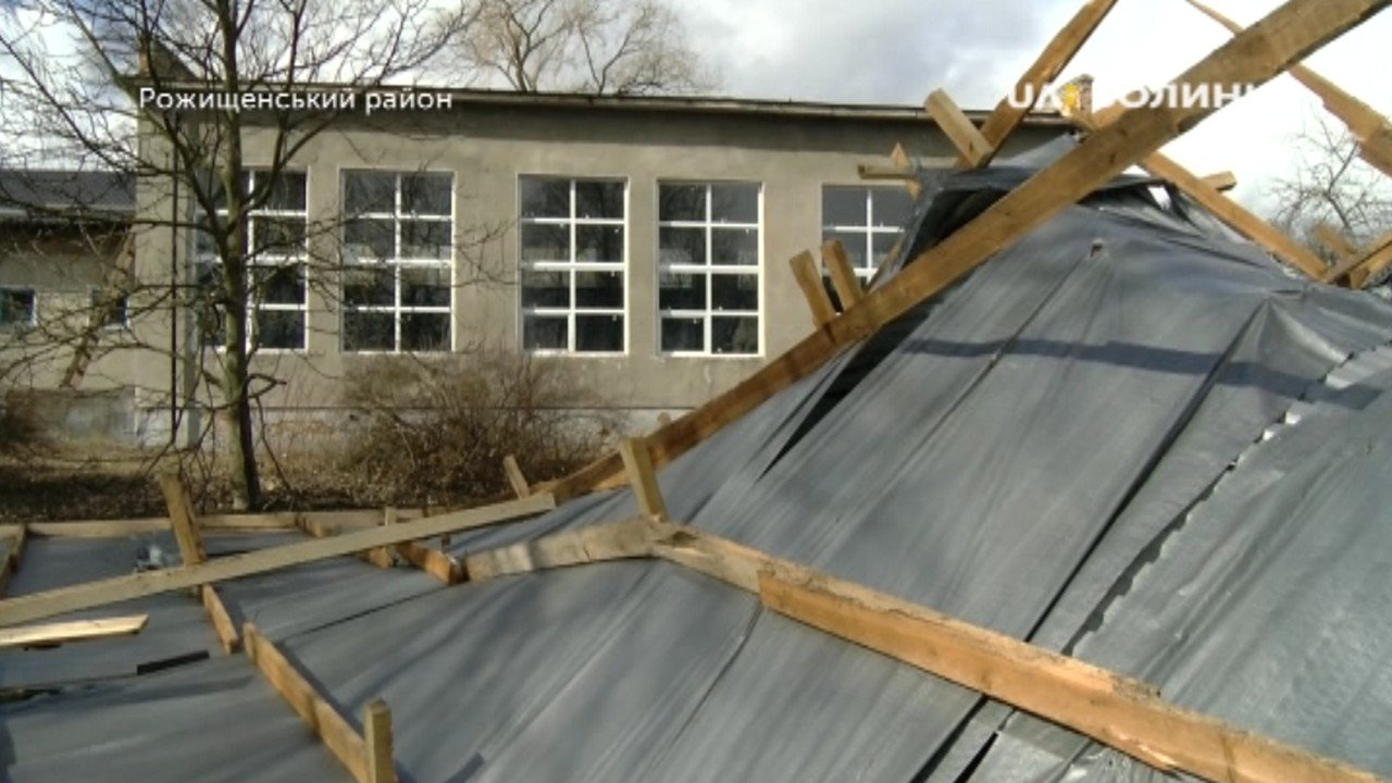 На Волині фірму змусили безплатно відремонтувати зірваний дах школи
