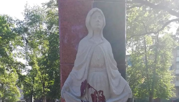Біля Житомира невідомі облили фарбою пам'ятник захисникам України (фото)