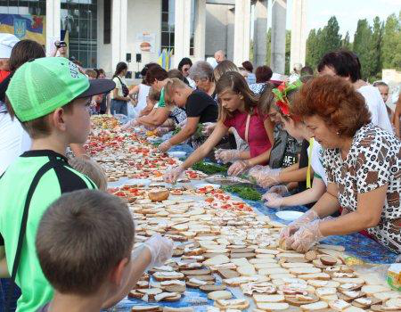 На Харківщині приготували велетенський бутерброд із салом (фото)