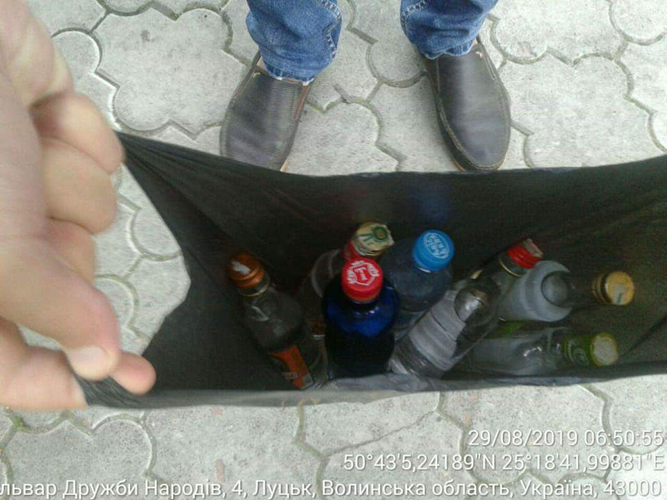Продаж алкоголю «з пакету»: луцькі муніципали виявили порушника (фото)