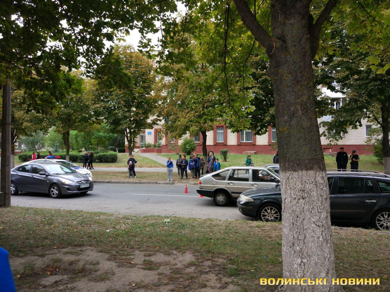 Вискочив на дорогу: у Луцьку автівка збила 10-річного хлопчика (фото)