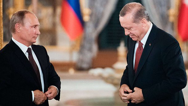 Неслухняні навушники і промова: Путін сконфузився на зутрічі з президентом Туреччини (відео)