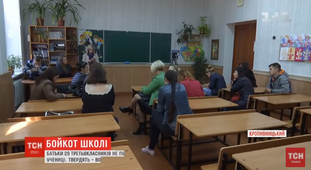 У Кропивницькому батьки не впускають дітей до школи через третьокласницю-забіяку (відео)