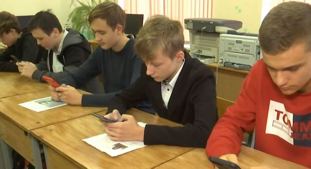Замість зошита – мобільний, оцінка – за лайками: у київській школі вчаться зі смартфонами (відео)