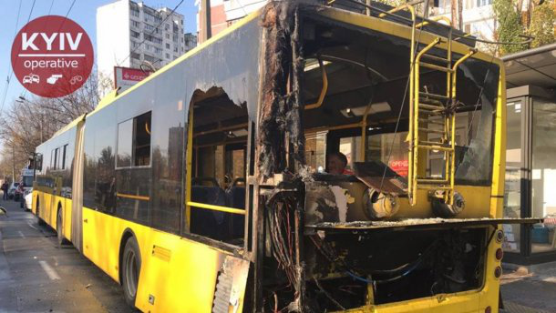 У Києві спалахнув тролейбус із 40 пасажирами всередині (фото,відео)