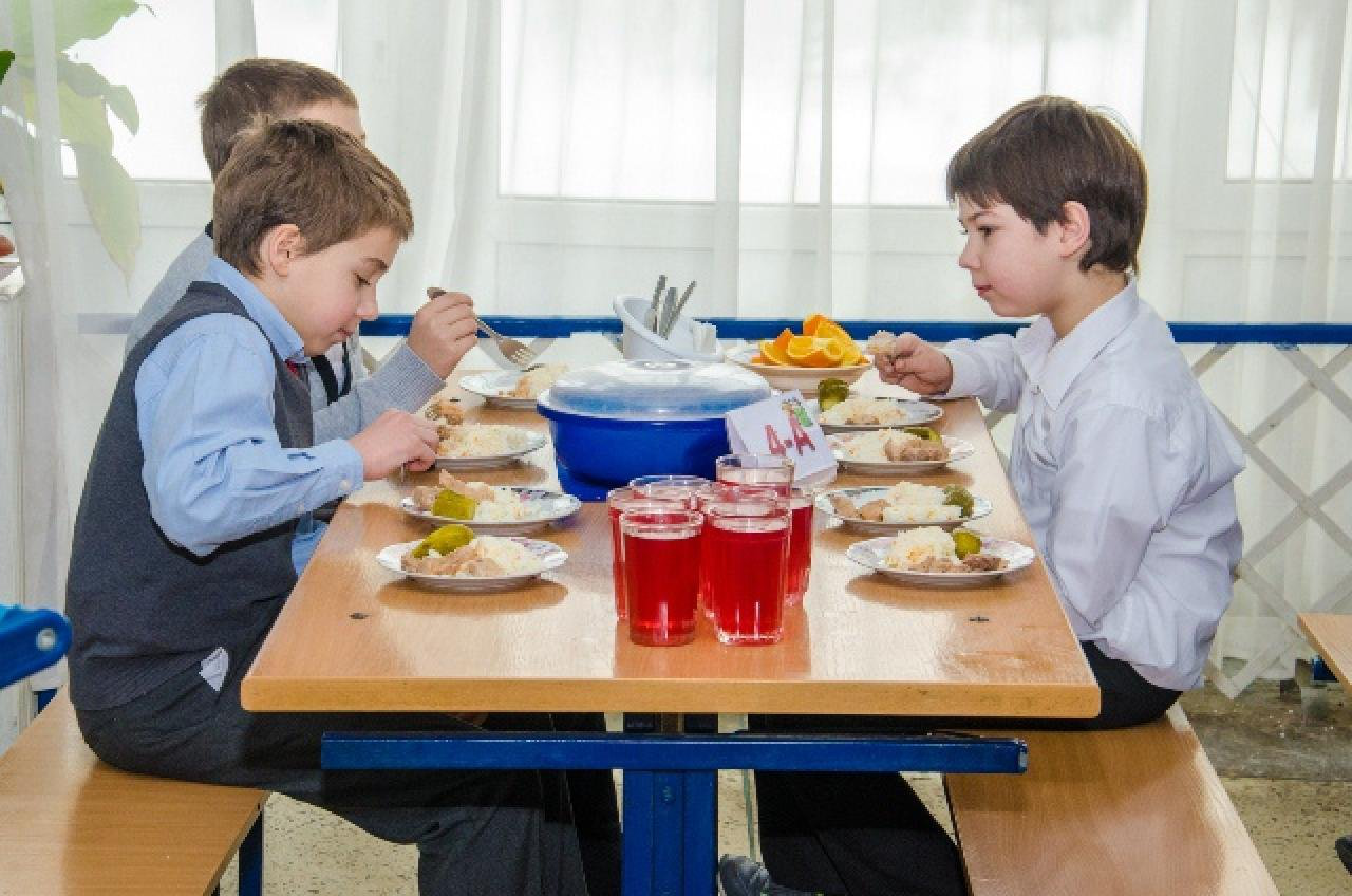 Виделки та залишки чаю: волинянин «заплатить» за крадіжку у шкільній їдальні