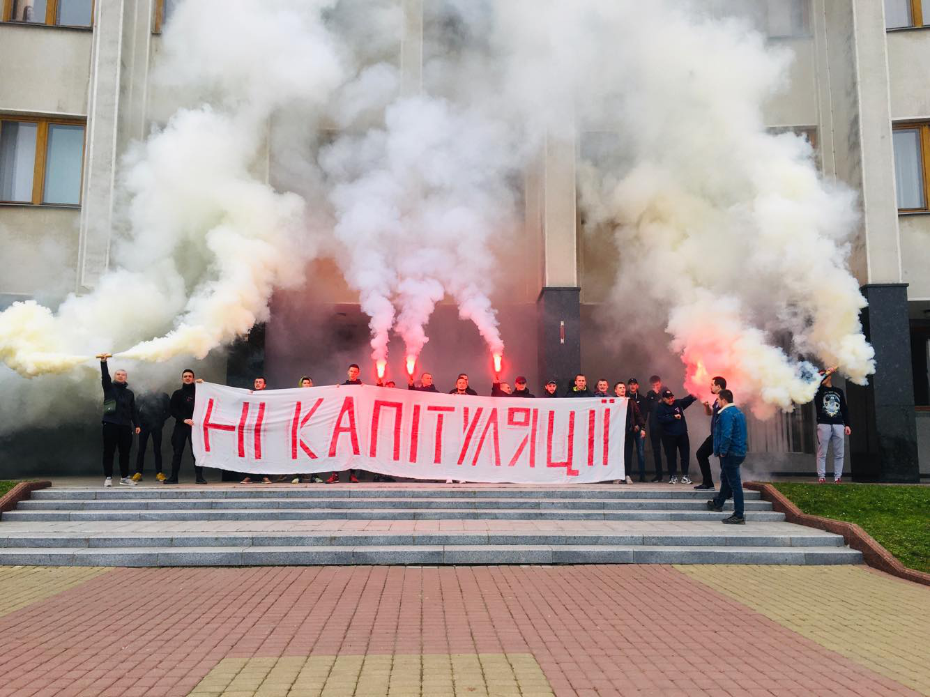 Ні капітуляції: під Волинською ОДА горять фаєри (фото)