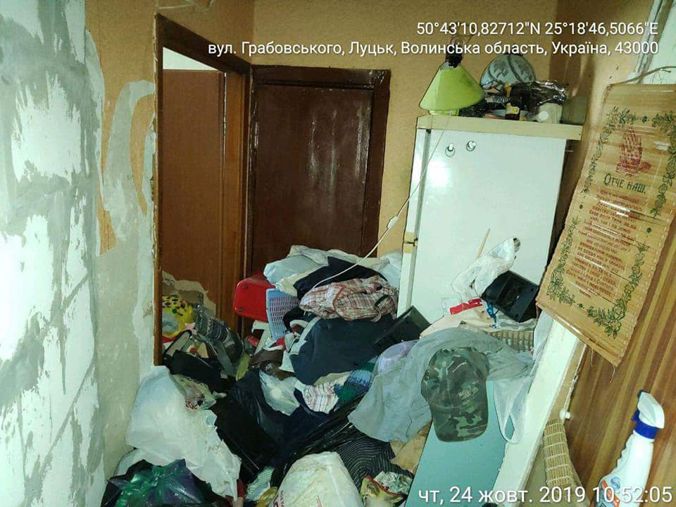 У Луцьку виявили дві квартири, завалені мотлохом (фото)