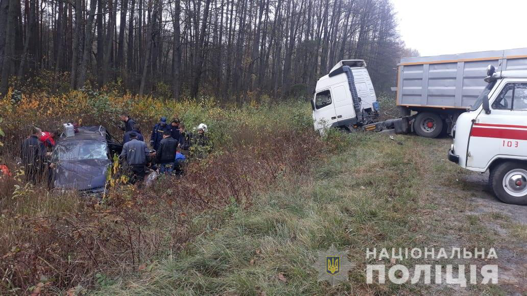 На Волині зіткнулися вантажівка і легковик: є жертви (фото)