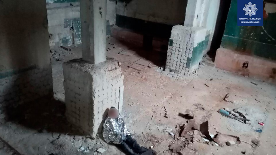 У Луцьку рятували чоловіка, який впав з висоти в підвал (фото)
