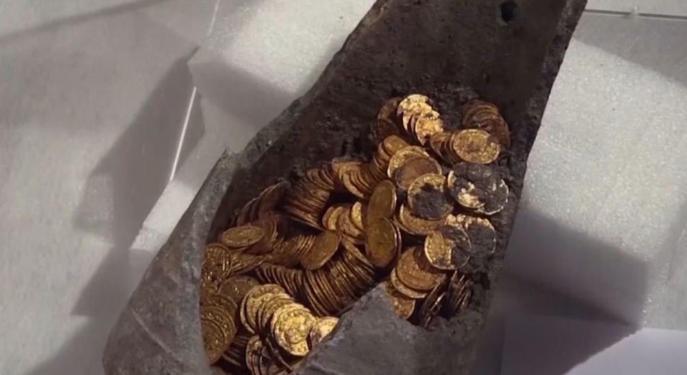 Лучанин поштою намагався відправити до Польщі старовинні монети