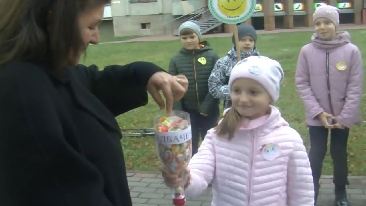 Акція доброти: у Луцьку школярі роздавали перехожим цукерки (відео)