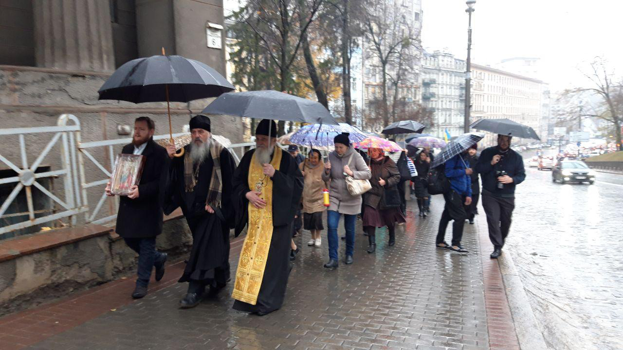 У Києві – акція протесту: віряни просять не ліквідовувати УПЦ (КП)