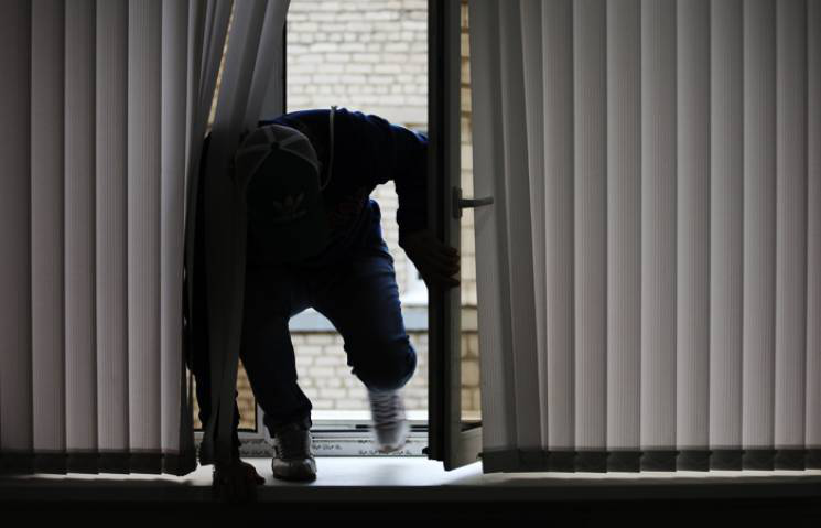 Лазив через вікна: у Луцьку впіймали квартирного злодія