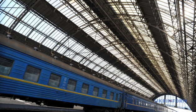 «Укрзалізниця» призначила перші шість додаткових потяги на новорічні свята