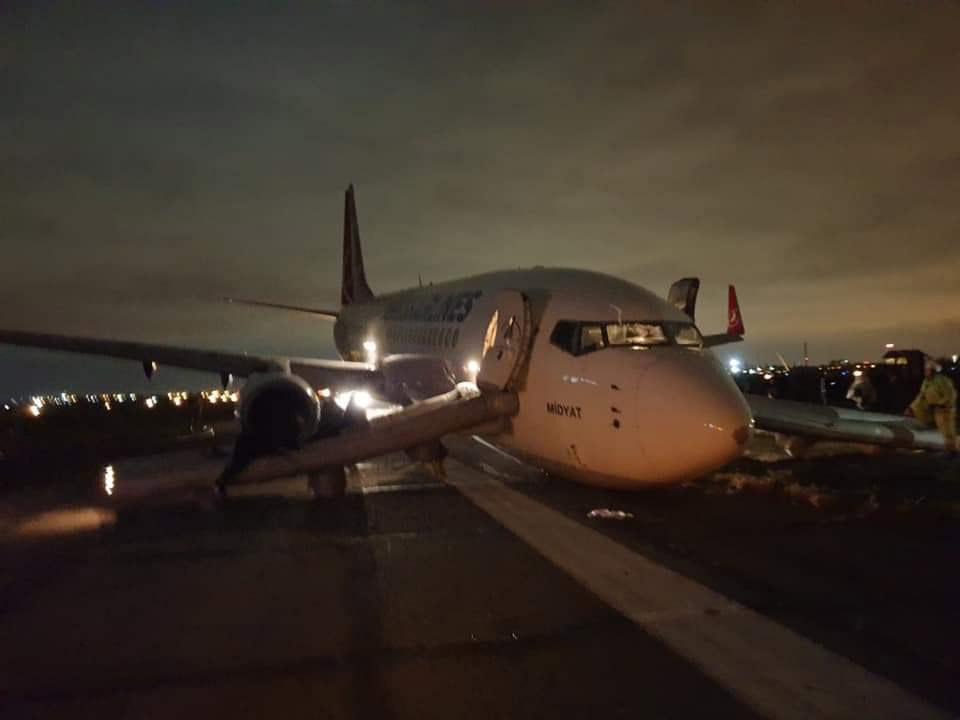 Відірвалося шасі: в Одесі літак здійснив жорстку посадку (відео, фото)