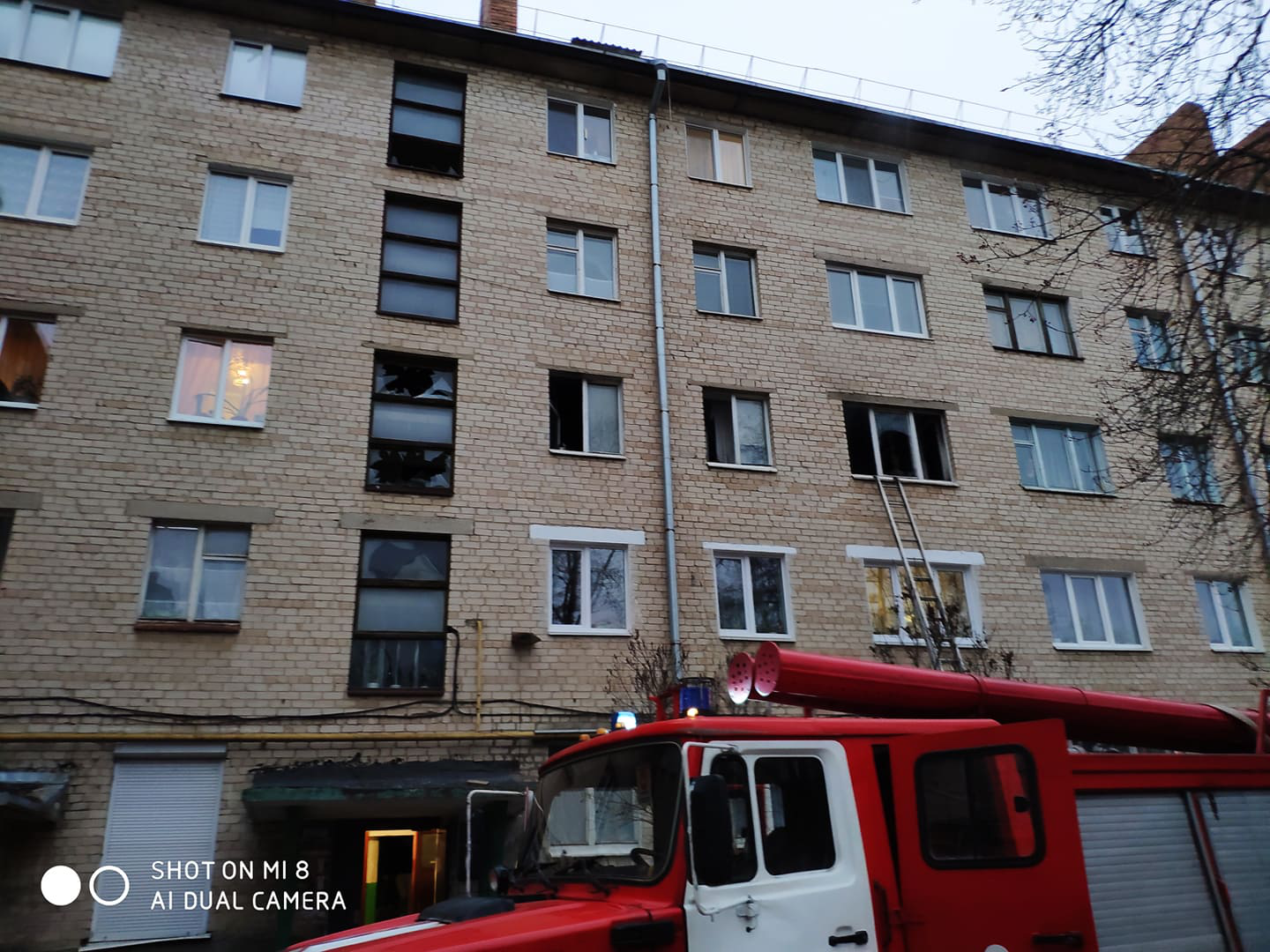 У Луцьку – пожежа в багатоповерхівці: є постраждалі (фото, відео)
