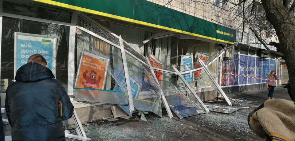 Вибух у відділенні «Ощадбанку» в Києві: вкрали «копійки», а збитків на мільйони (фото)