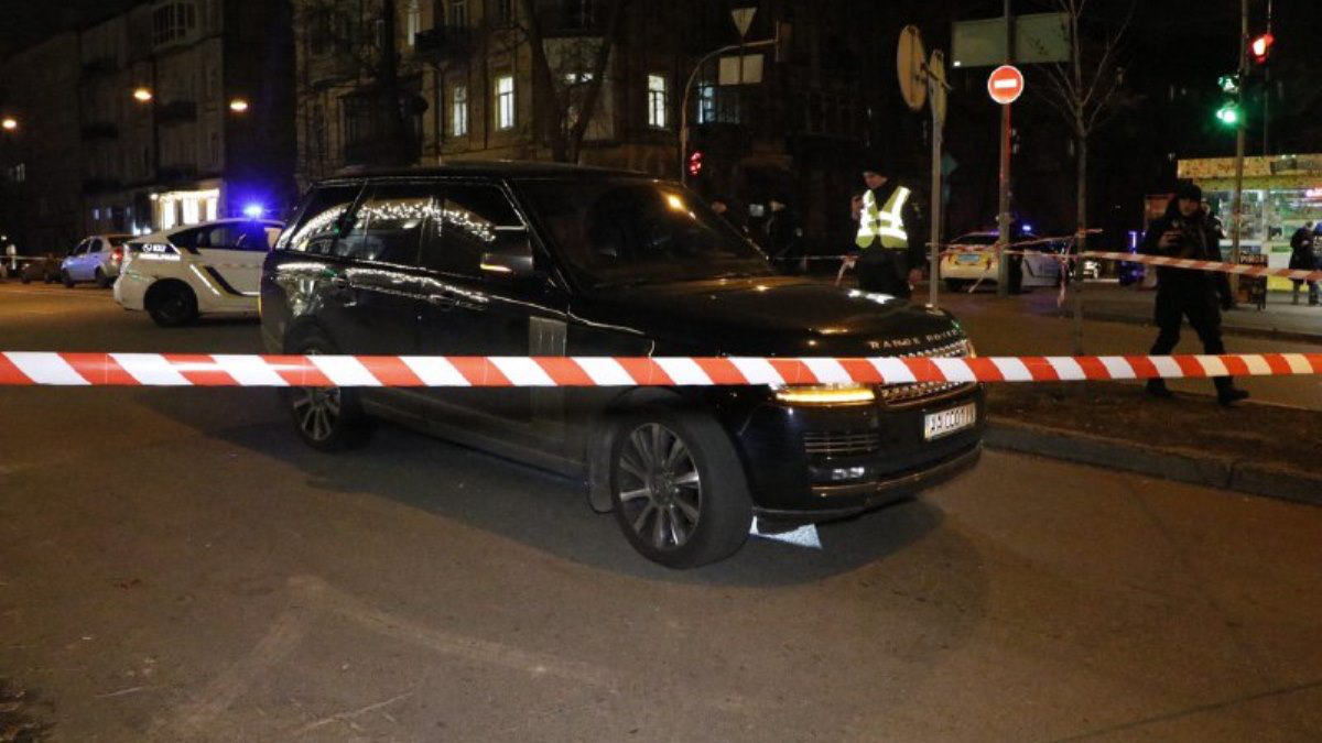 У центрі Києва обстріляли елітне авто: вбили дитину (фото, відео)