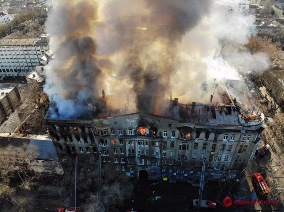 В Одесі – масштабна пожежа в коледжі: є жертви (фото)