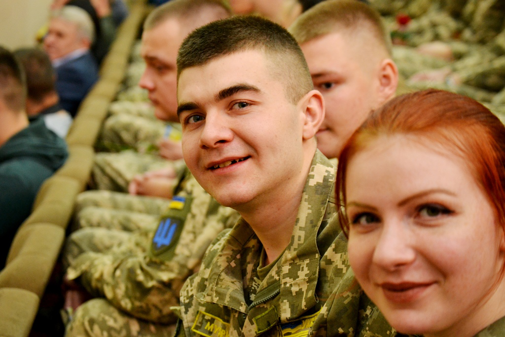 У Луцькому НТУ вручили погони молодшим лейтенантам (фото)