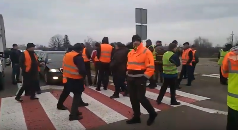 Водії перекрили дорогу біля «Ягодина» (відео)