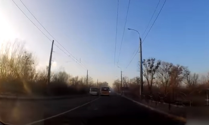 У Луцьку водій маршрутки виїхав на зустрічну і ледь не в’їхав в авто патрульних (відео)