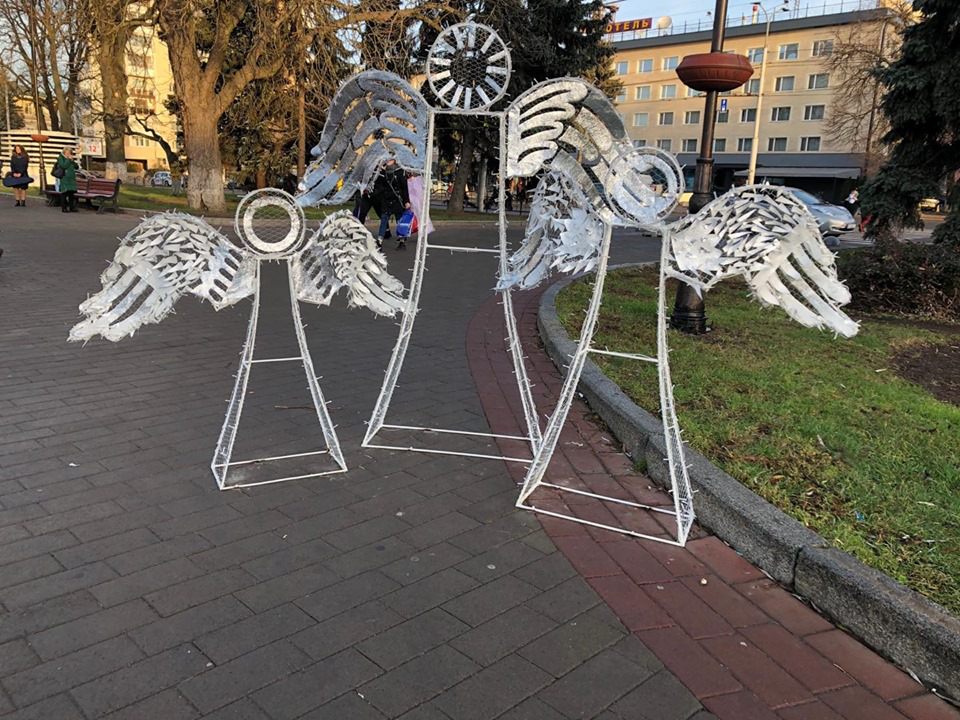 У центрі Луцька з’явилися янголи і велетенські кулі (фотофакт)