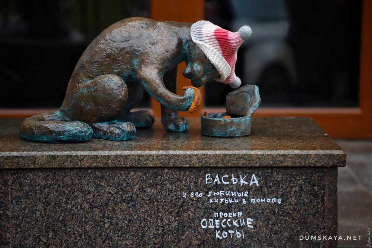 В Одесі відкрили пам'ятник котові, який ласує кількою в томаті (фото)