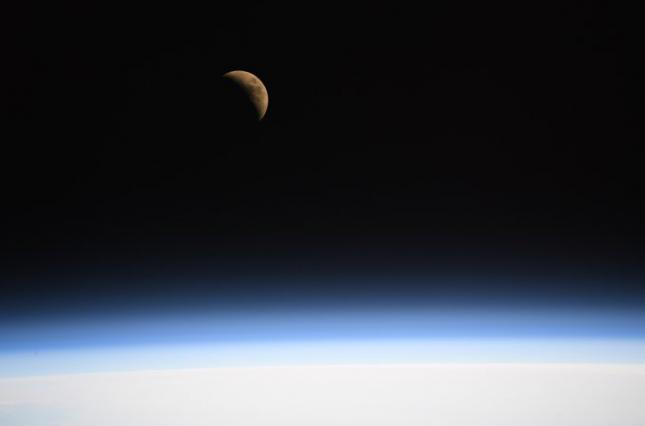 NASA опублікувала знімок Місяця з космосу (фото)