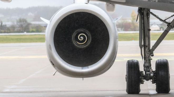 Китайця оштрафували, бо він кидав монетки «на щастя» у двигун літака