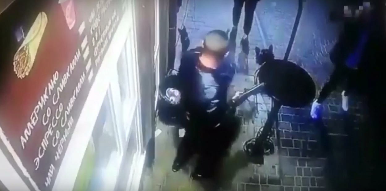 На Запоріжжі чоловік погрожував пістолетом, стоячи в черзі за шаурмою (відео)