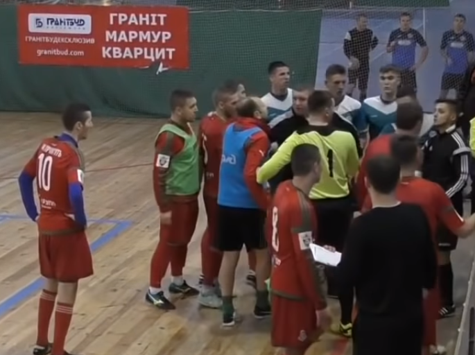 Гравець «Волині» влаштував бійку на футзальному турнірі у Луцьку (відео)