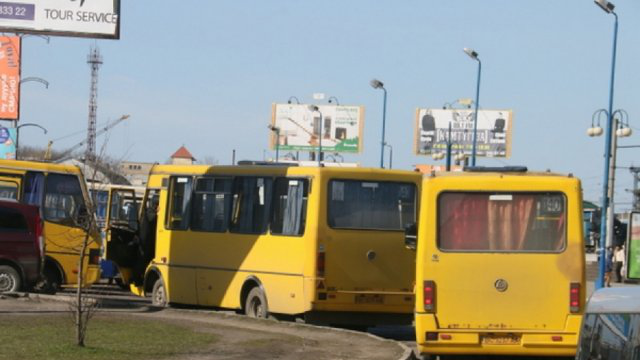 Приміські маршрутки в Луцьку можуть висаджувати пасажирів, але не забирати, – міськрада