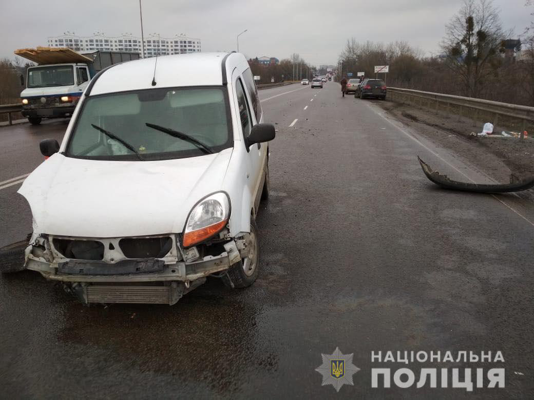 Зім’яті автомобілі: повідомили деталі аварії у Рованцях (фото)