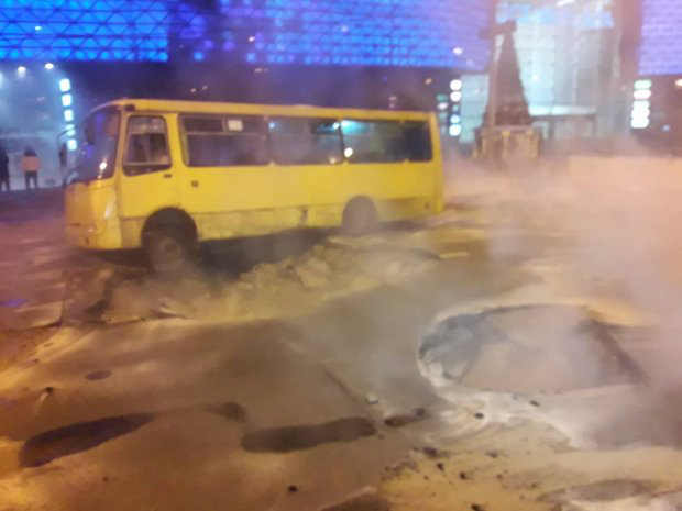 У центрі Києва прорвало теплотрасу: ТРЦ поблизу залило кип'ятком (відео)