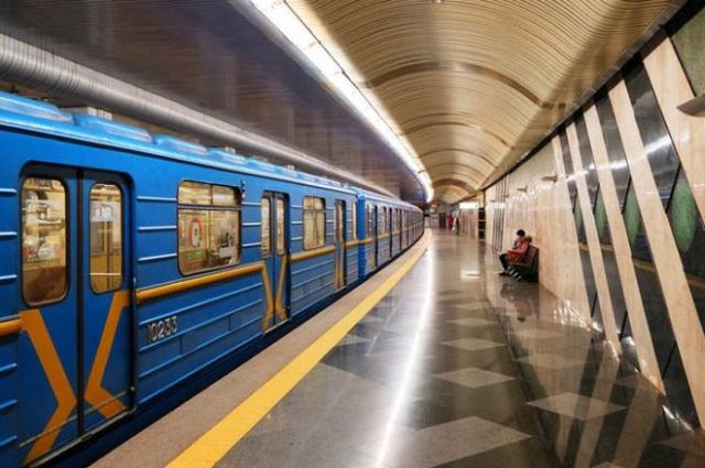 У метро Києва пенсіонер напав на школяра