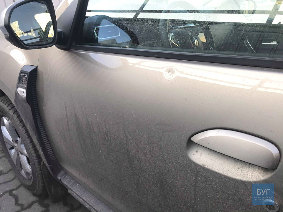 У Нововолинську автомобіль постраждав від травматичної зброї (фото)