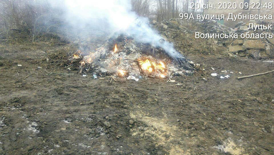 У Луцьку розвели вогнище на території МП «Шлях» (фото)