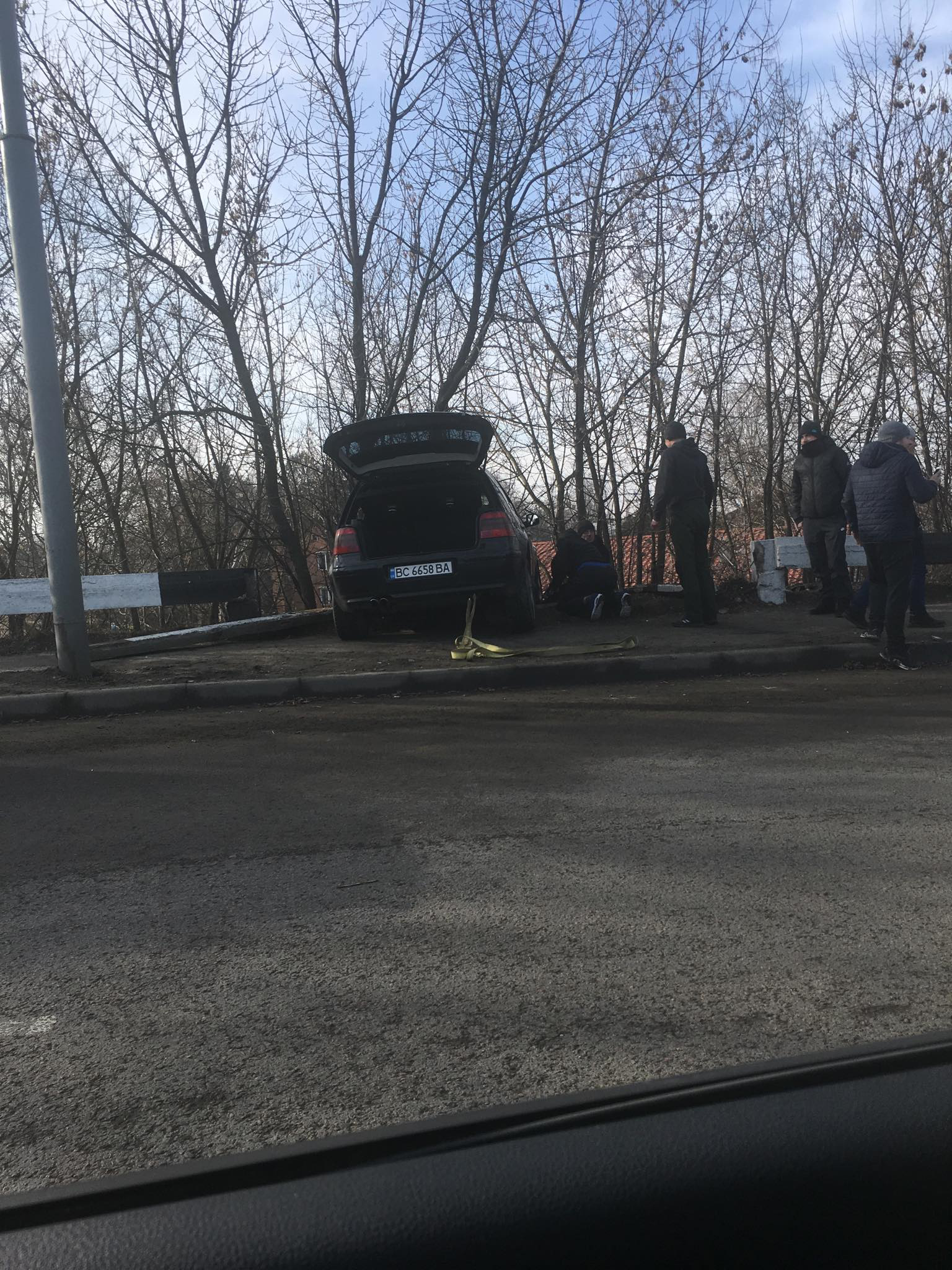 У Луцьку на Ківерцівській авто злетіло в кювет (фото)