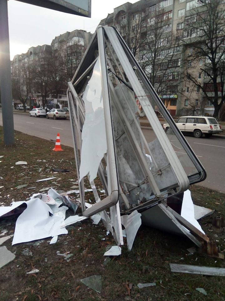 Збив і втік: у Луцьку на Соборності авто потрощило «сітілайт» (фото)