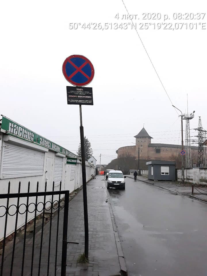 Підприємці зі Старого ринку розвернули дорожній знак, аби не порушувати ПДР (фото)