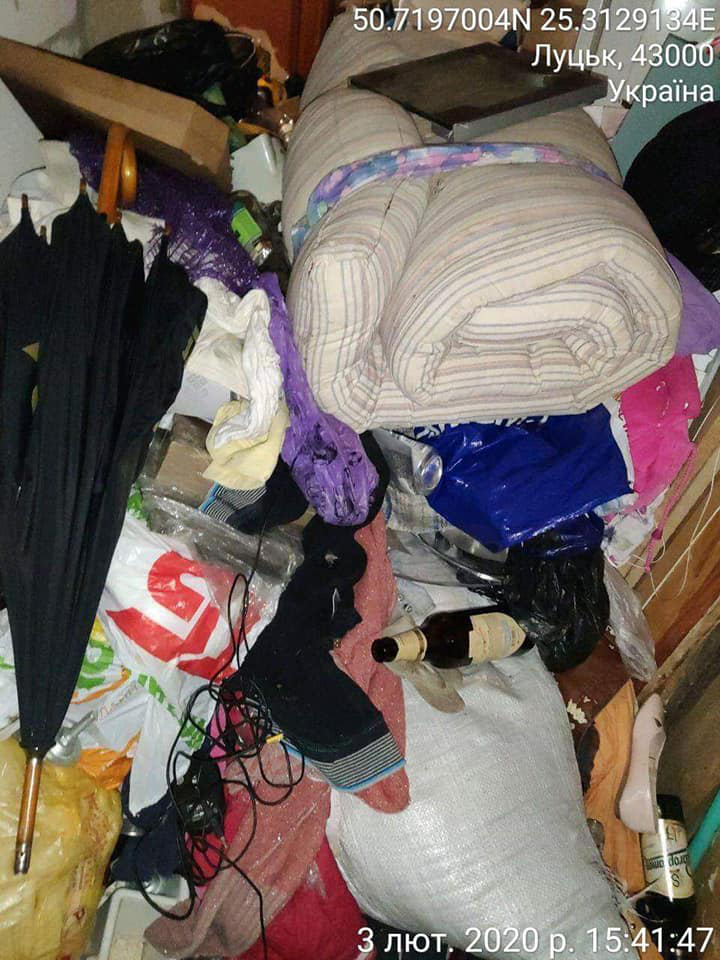 Сморід і антисанітарія: лучани скаржаться на сусіда, який закидав квартиру сміттям (фото)