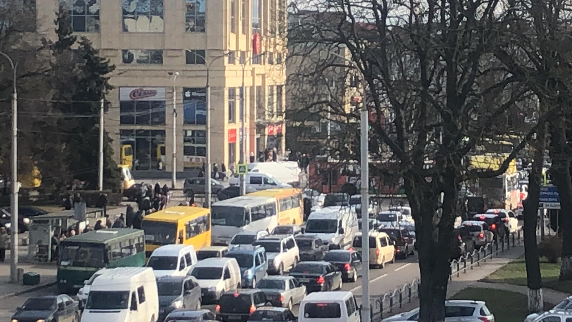 У центрі Луцька  – транспортний колапс: базарники перекрили дорогу (фото, ОНОВЛЕНО)