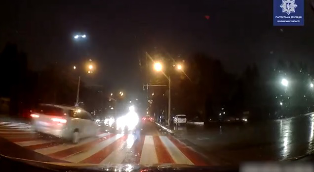 У Луцьку водія покарали за те, що не пропустив чоловіка на переході (відео)