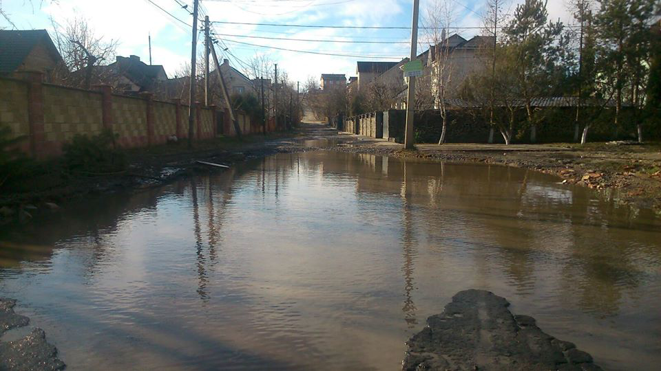 «Це не Венеція, це дорога у Луцьку», – депутат показав затоплену вулицю (фото)