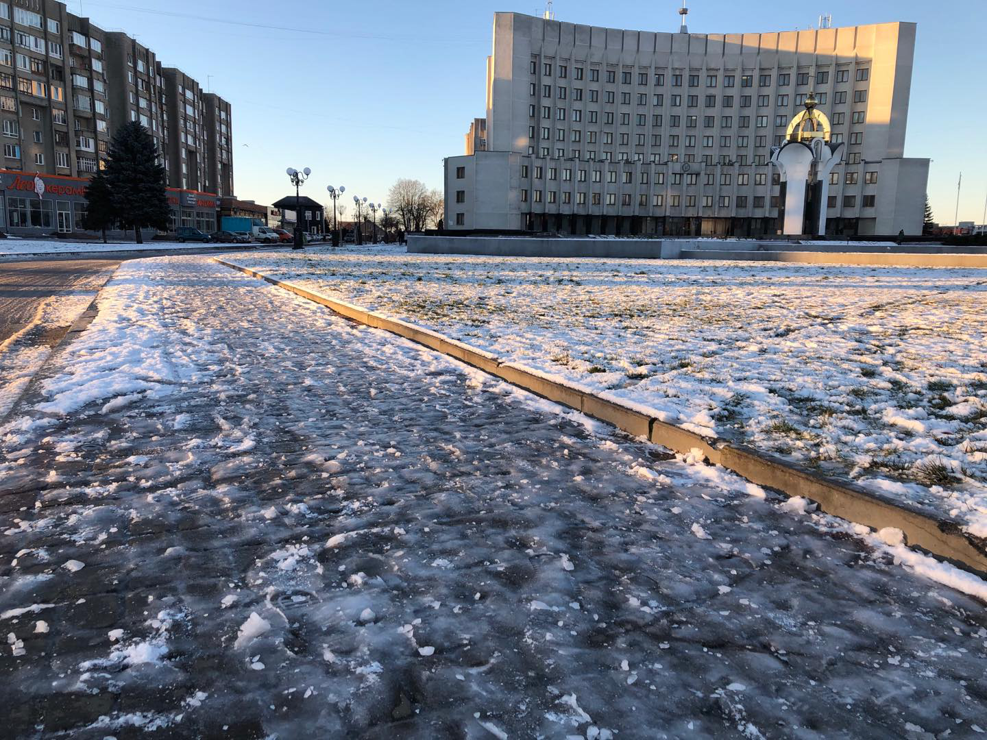 Луцьк покрився льодом: на дорогах міста – ожеледиця (фото)
