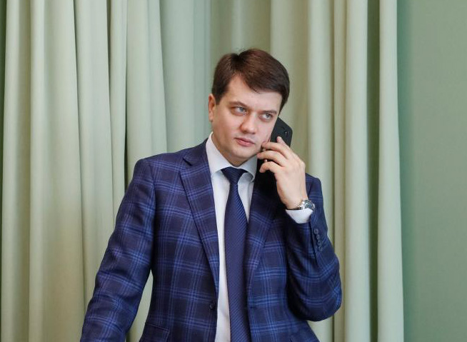 Після скандалу з прослушкою охорона Разумкова заборонила приходити до нього з телефонами