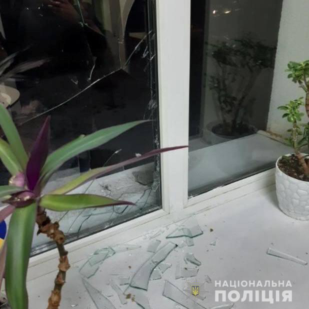 Розбили бруківкою: поліція взялася за побиті вікна муніципалів у Луцьку